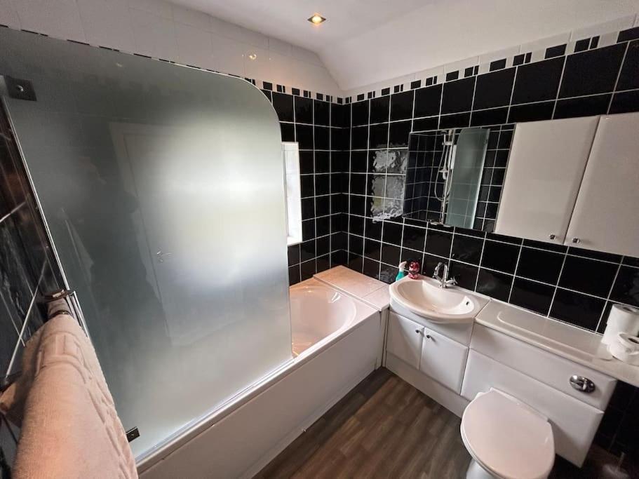 Modern & Spacious 4 Bedroom Home Crewe Bagian luar foto