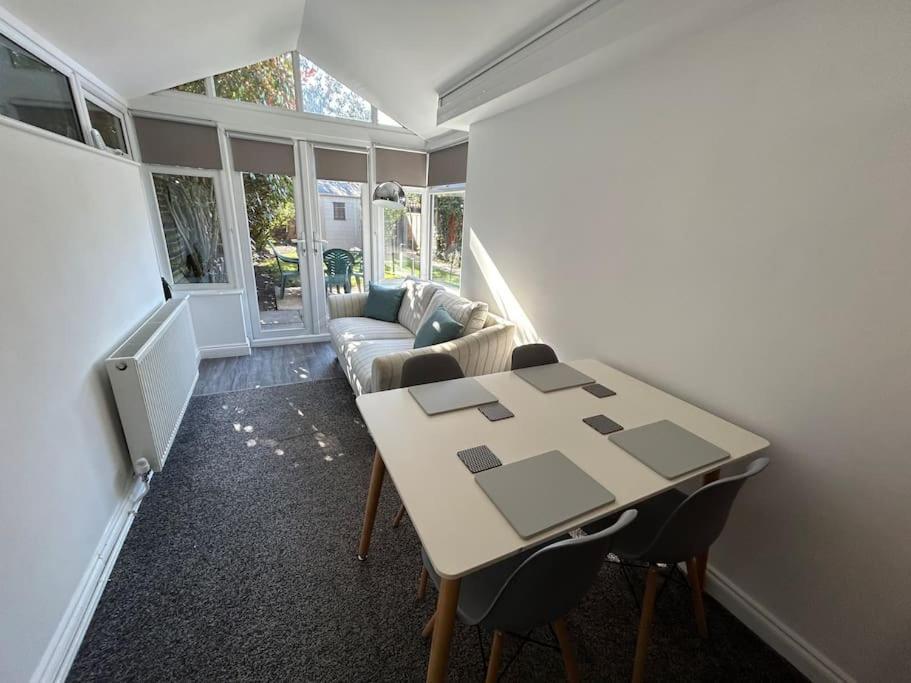 Modern & Spacious 4 Bedroom Home Crewe Bagian luar foto