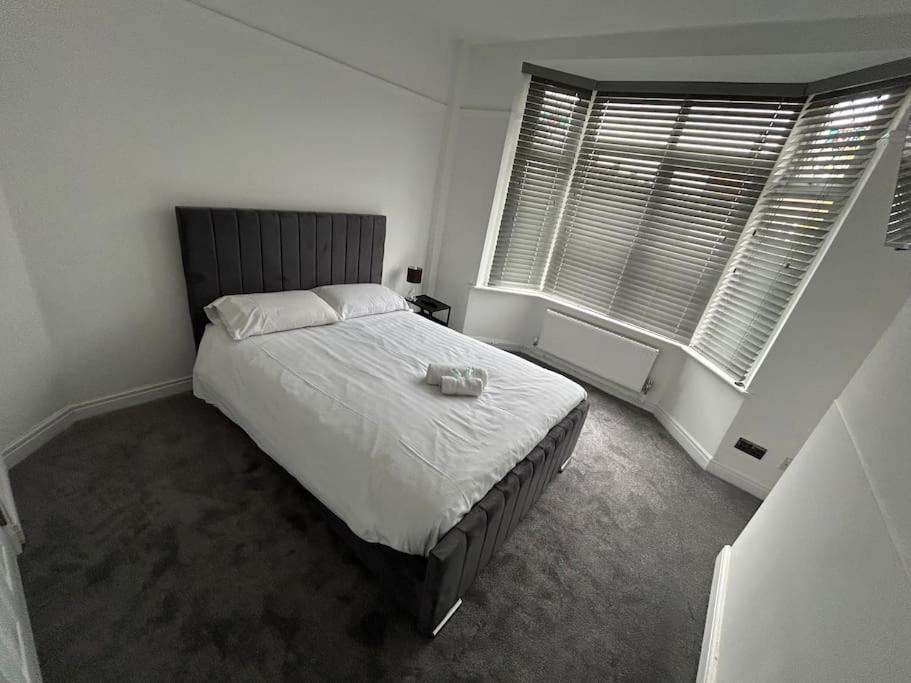 Modern & Spacious 4 Bedroom Home Crewe Bagian luar foto
