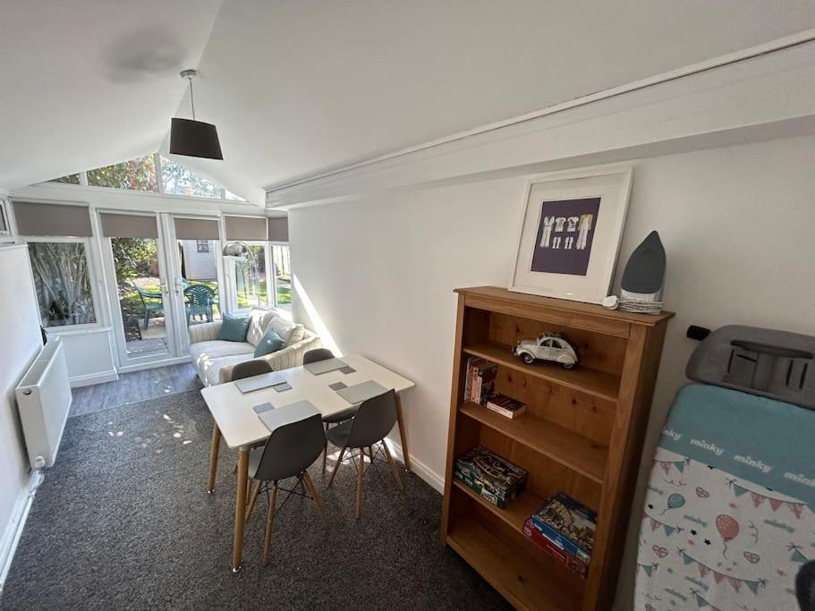 Modern & Spacious 4 Bedroom Home Crewe Bagian luar foto