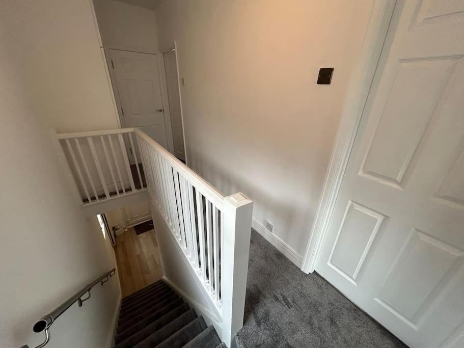 Modern & Spacious 4 Bedroom Home Crewe Bagian luar foto